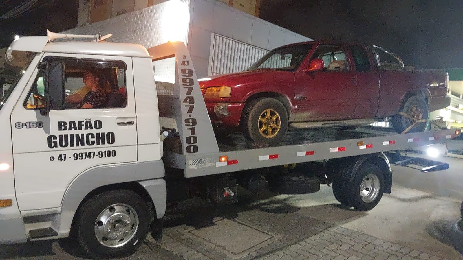 Caminhão plataforma Bafão Guincho em viagem interestadual
